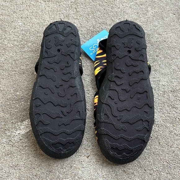 NWT Zoogs Black Water Beach Shoes Velcro Close Flame Design open Heel Boys 3 - Picture 2 of 12